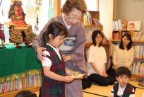 折敷（おしき）に載せた茶菓子を運びます