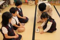 「折敷（おしき）を縁（へり）の近くに置きますよ」