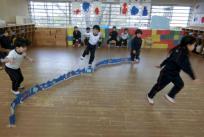 海に魚を捕りに来たお父さんお母さんぺんぎん