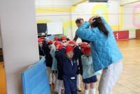 体操をしていたクラスも手で頭を守って避難します。