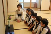 「今日のお花は卯の花、菖蒲、紫蘭（しらん）、はこねうつぎです」