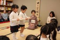 今度は自分達のお茶菓子を運びます。大忙しです。