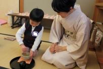 子ども達が保護者に一生懸命お茶を点てます