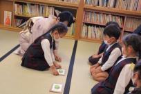 今日の茶菓子は青楓（あおかえで）「どうぞ」「ありがとうございます」