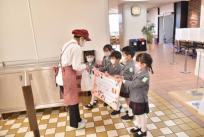 普段お世話になっている食堂の方や学園前駅の駅員さん、園バスの運転手さんや添乗員さんにもお餅と手作りの手紙を届けました。