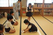 茶菓子をお運びします。「どうぞ」「ありがとうございます」