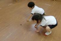 待てー！と自分もカエルになって追いかけています。