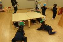 「おにだー」とテーブルの下に隠れたお友だちも・・・年少さんの鬼はニコニコ優しい鬼でしたね。