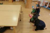 鬼のお面をかぶって2歳さんのお部屋に遊びに行きました。