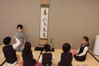 岡本先生が「今日のお花は…？」「水仙！」「園庭に咲いてる！」と、子どもたち