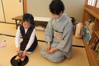 今度は自分達のお茶を点てます